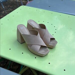 BP pale pink size 9 Dalton curved block heel crisscrossing vamp sandals